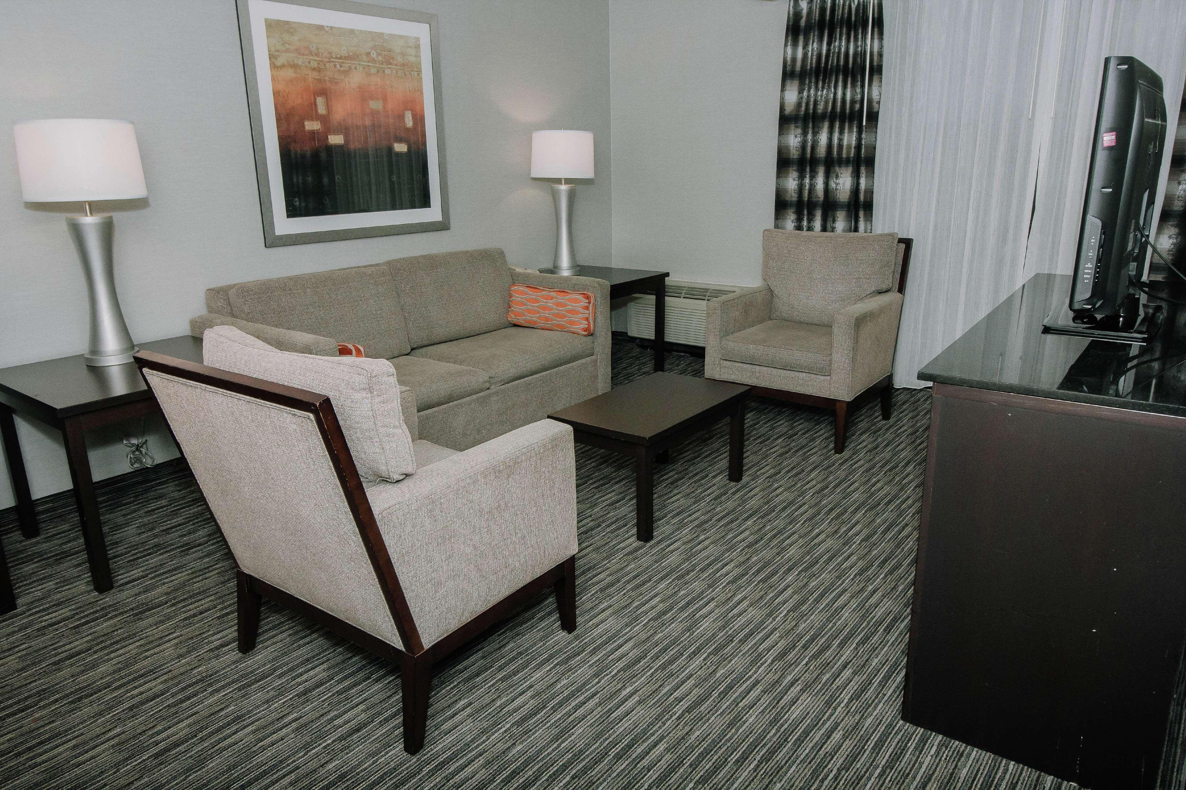 Doubletree By Hilton Dearborn Hotel Exterior photo
