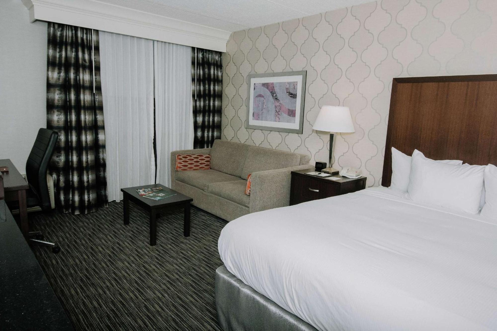Doubletree By Hilton Dearborn Hotel Exterior photo