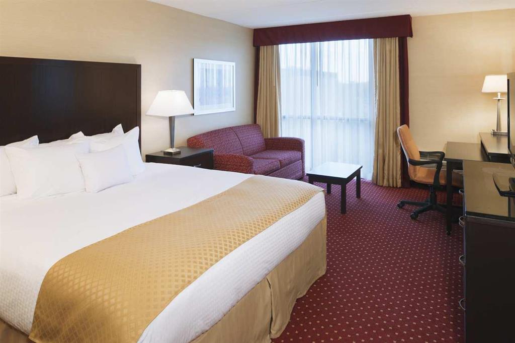 Doubletree By Hilton Dearborn Hotel Room photo